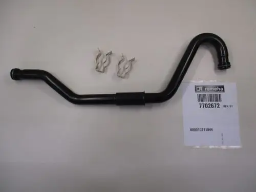 Schwarzes Rohr mit gebogenem Ende, versehen mit zwei Metallklammern, Teilenummer 7702672, möglicherweise von Remeha zur Verwendung in Heizungsanlagen.